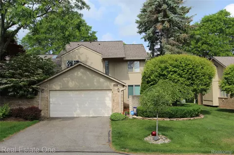 4027 Foxpointe Dr, West Bloomfield, MI 48323