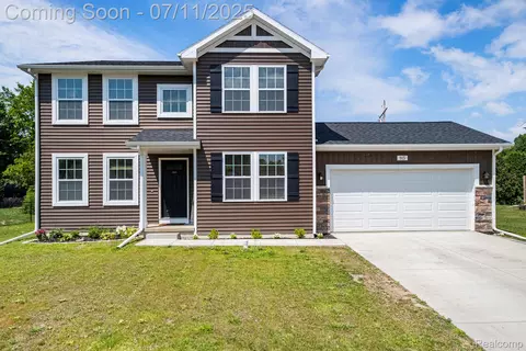 915 Village Dr, Davison, MI 48423