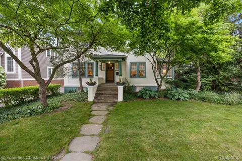 560 Woodland St, Birmingham, MI 48009