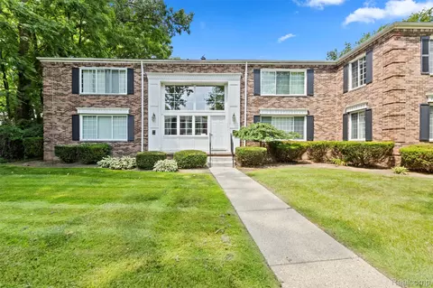 532 E Fox Hills Dr, Bloomfield Hills, MI 48304