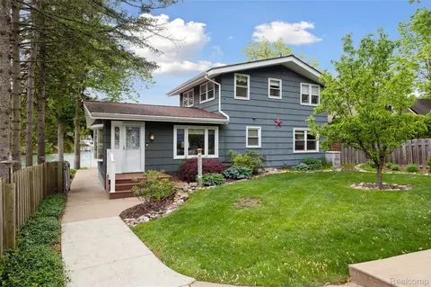 2009 Ridge Rd, White Lake, MI 48383