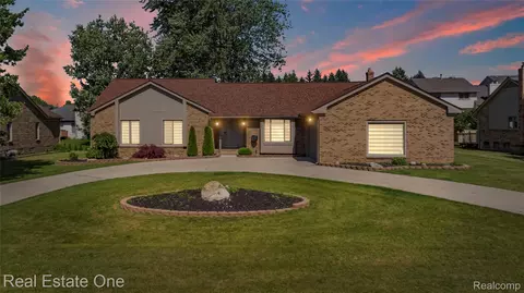 6709 Brookeshire Dr, West Bloomfield, MI 48322