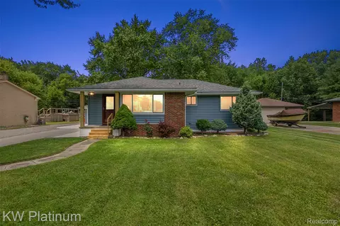 39365 Memory Ln, Harrison, MI 48045