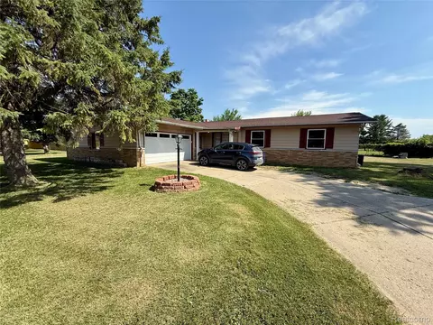 1035 W Pine Ave, Mount Morris, MI 48458