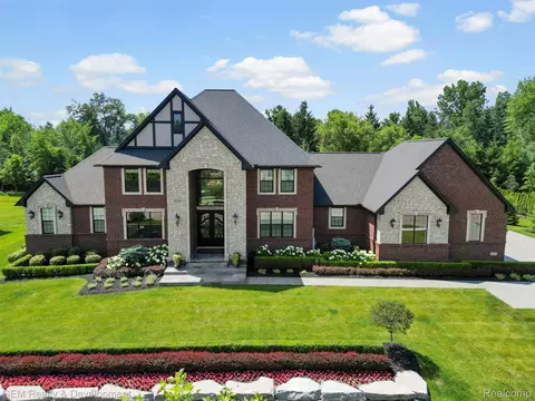 47545 Casa Loma Ct, Northville, MI 48167