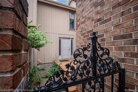 6281 Potomac Cir, West Bloomfield, MI 48322
