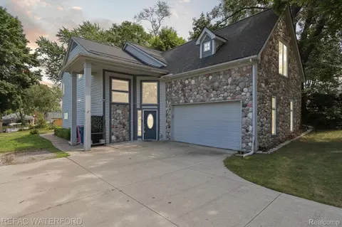 3940 Maiden St, Waterford, MI 48329