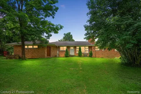 5394 Evans Rd, Holly, MI 48442