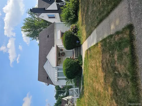 2016 Pearl Ave, Warren, MI 48091
