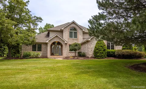 2019 Mayfair Dr, White Lake, MI 48383