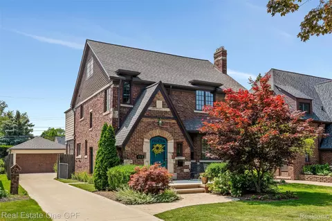 713 University Pl, Grosse Pointe, MI 48230