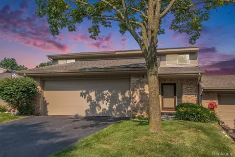 7924 Meadow Dr, Waterford, MI 48329