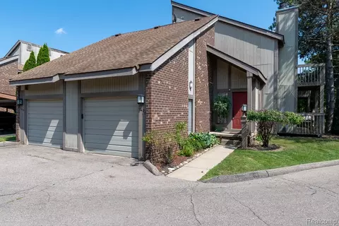7427 Radcliff Ct, West Bloomfield, MI 48322