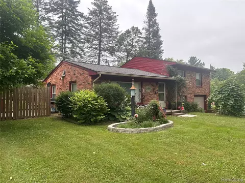 305 Goldengate St, Lake Orion, MI 48362