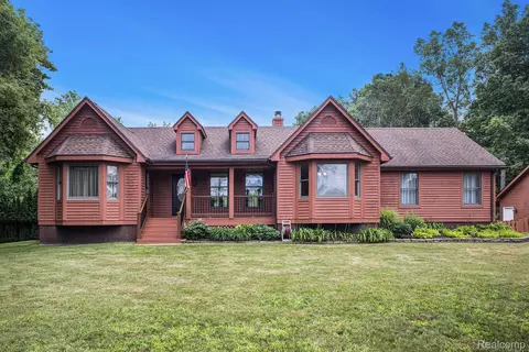 161 Oxbow Oxbow Lake Rd, White Lake, MI 48386