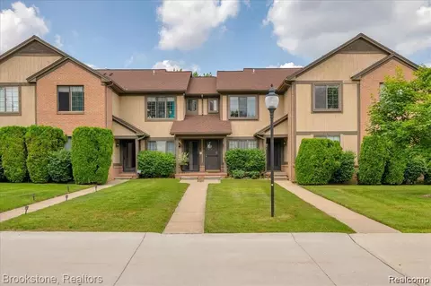 1574 Meadow Side Dr, Rochester Hills, MI 48307