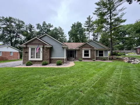 5851 Kingfisher Ln, Independence, MI 48346
