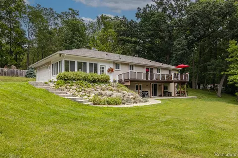 5074 Perryville Rd, Groveland, MI 48442