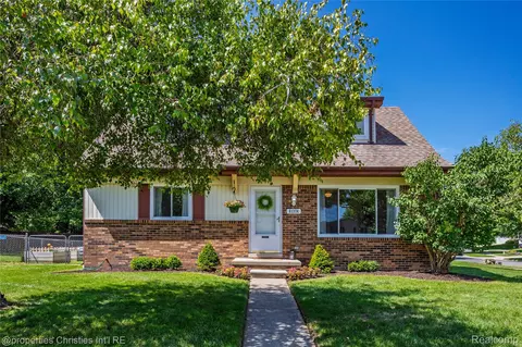 61374 Dean Dr, South Lyon, MI 48178