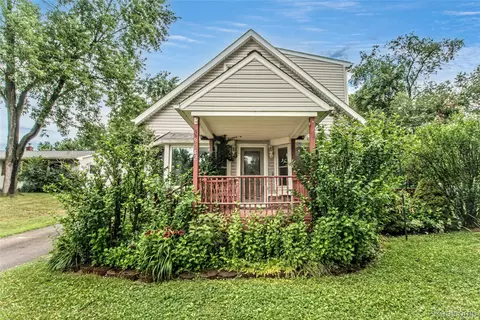 9042 Gale Rd, White Lake, MI 48386