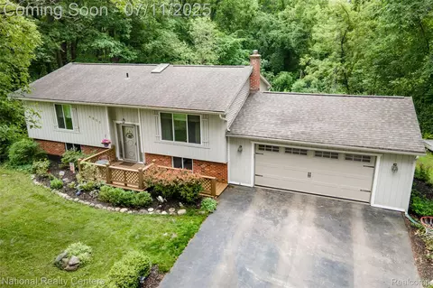 4855 Crestview Dr, Independence, MI 48348