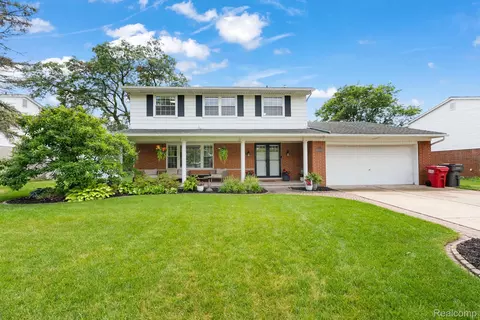 16368 Festian Dr, Clinton Township, MI 48035