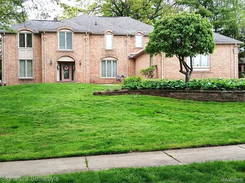 6383 Catalpa Ct, Troy, MI 48098