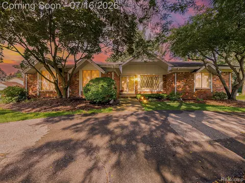 6452 Rutledge Park Dr, West Bloomfield, MI 48322