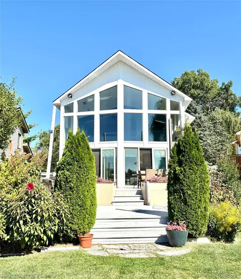 8871 Lakeview Dr, White Lake, MI 48386