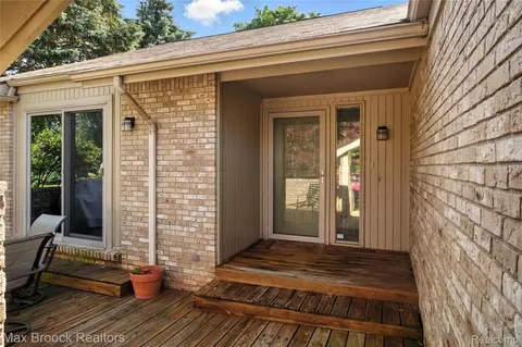 4185 Foxpointe Dr, West Bloomfield, MI 48323