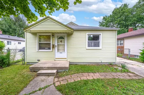 18379 Hazelwood St, Roseville, MI 48066