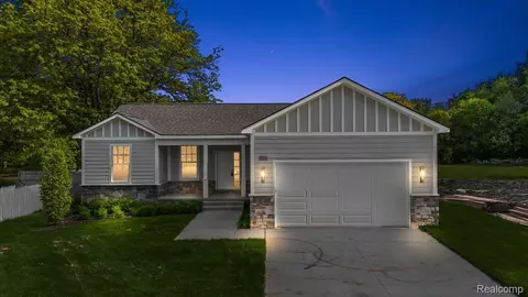 7268 Elizabeth Lake Rd, Waterford, MI 48327