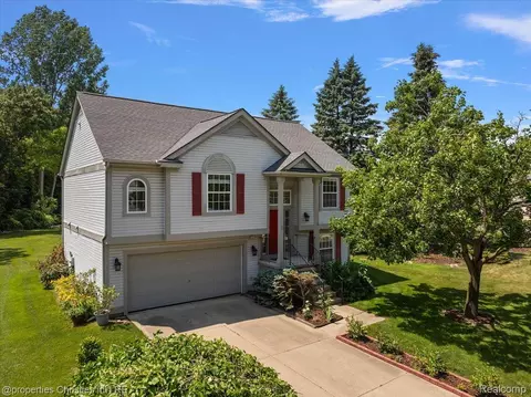 6873 Fox Ln, Waterford, MI 48327