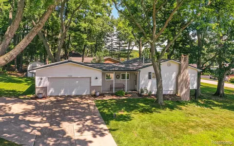 7709 Shelley Dr, Independence, MI 48348
