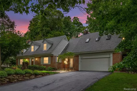 32741 Friar Tuck Ln, Beverly Hills, MI 48025