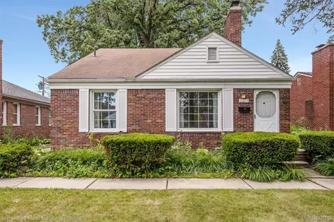 2204 Stanhope St, Grosse Pointe Woods, MI 48236