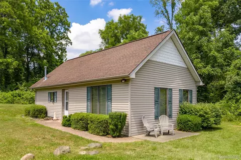 1427 Porter Rd, White Lake, MI 48383