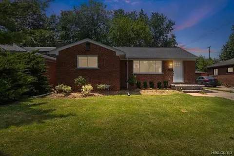 22700 Garfield St, Saint Clair Shores, MI 48082
