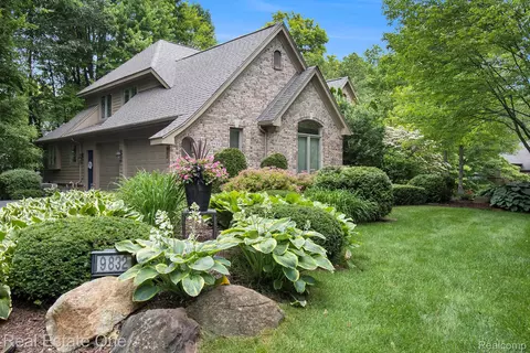 9832 Kingston Rdg, Springfield, MI 48348