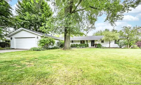 1072 Willow Ln, Howell, MI 48843