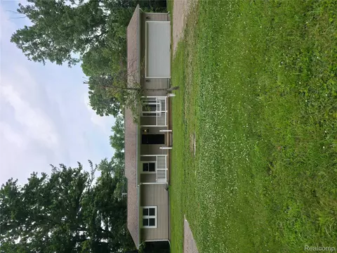 70 Henderson Rd, Howell, MI 48855
