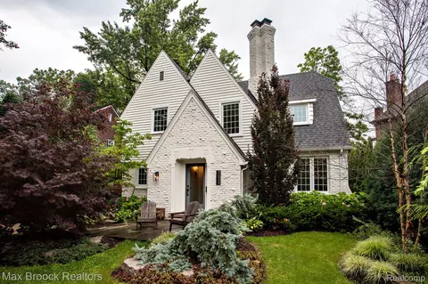 26008 Pembroke Rd, Huntington Woods, MI 48070