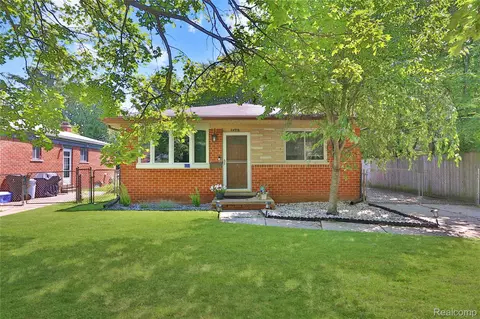 24916 Labadie St, Saint Clair Shores, MI 48080