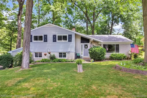 1521 Thread Vly, Groveland, MI 48442