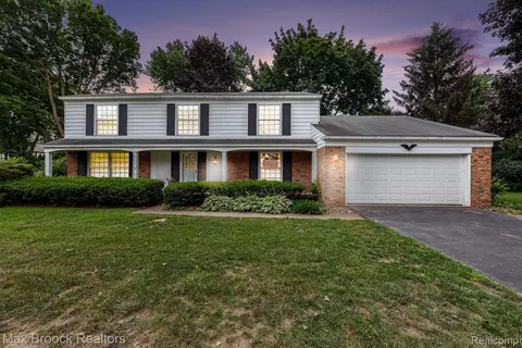 942 S Shady Hollow Cir, Bloomfield Hills, MI 48304