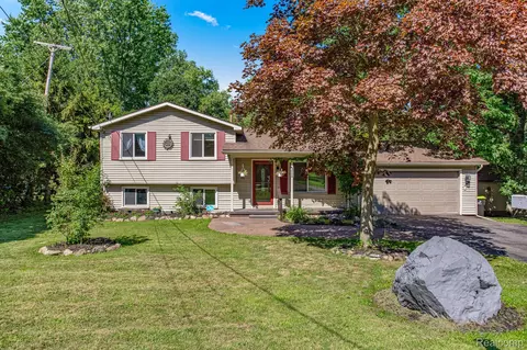 1560 Mercedes St, West Bloomfield, MI 48324