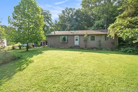 1400 Hoskins Dr, Howell, MI 48855