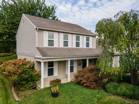 1613 Grandview Dr, Rochester Hills, MI 48306