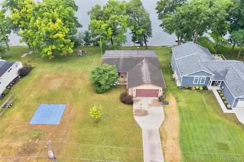 13915 Grandpoint Dr, Cement City, MI 49233