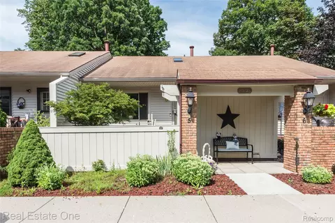 25748 Lexington Dr #5, South Lyon, MI 48178
